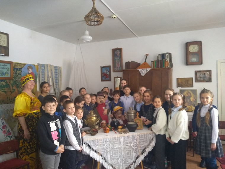 "Уголок народного быта"..